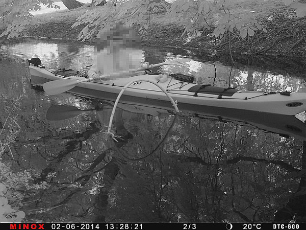 Dieser Paddler ignoriert jegliche Privatsphäre, einfach drauf los paddeln. Bei diesem Gewässer handelt es sich nicht um ein öffentliches. Dieser Paddler ignoriert jegliche Privatsphäre, einfach drauf los paddeln. Bei diesem Gewässer handelt es sich nicht um ein öffentliches.